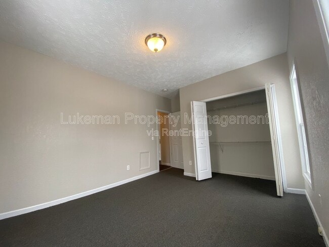 Building Photo - 421 Oak St