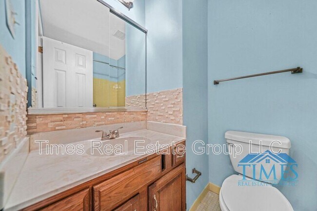 Building Photo - 704 Worthington Dr