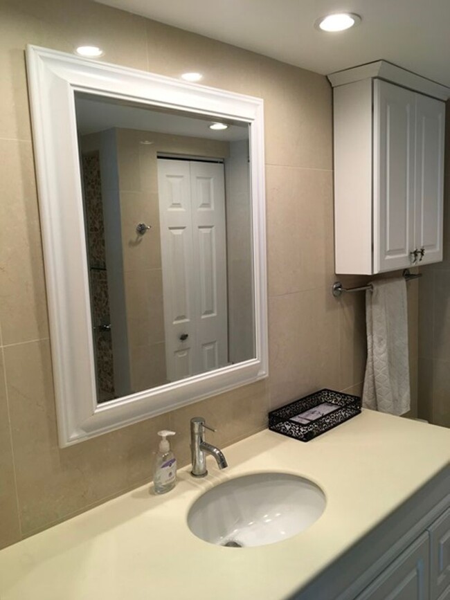 Building Photo - 6 to 8 Month Rental! Furnished 2 bed 2 bat...