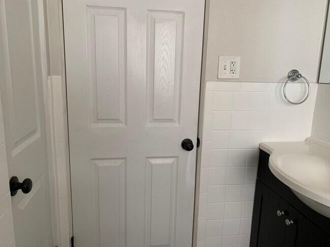 Building Photo - 1112 Moorlands Dr