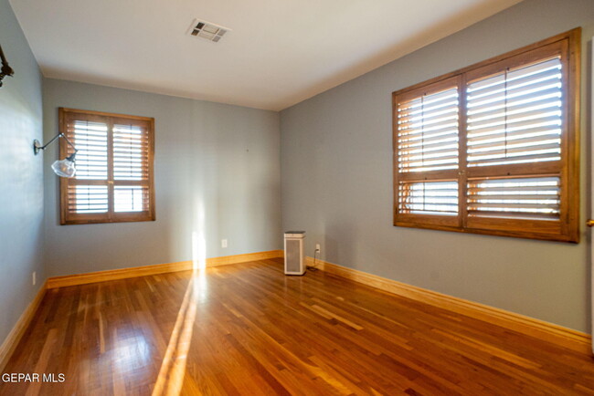 Building Photo - 727 McKelligon Dr