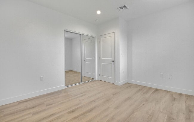Building Photo - 5850 Vineland Ave