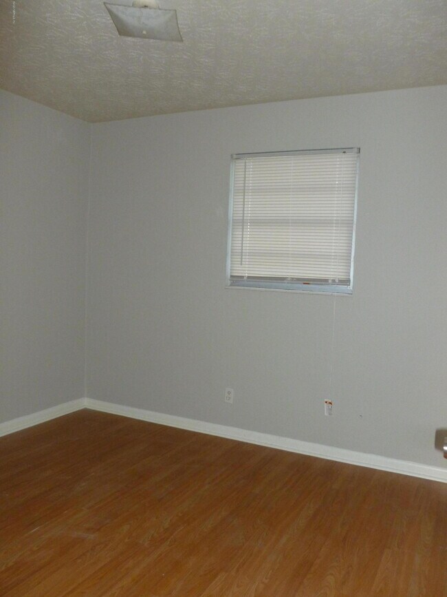 Building Photo - 120 Saturn Ln E