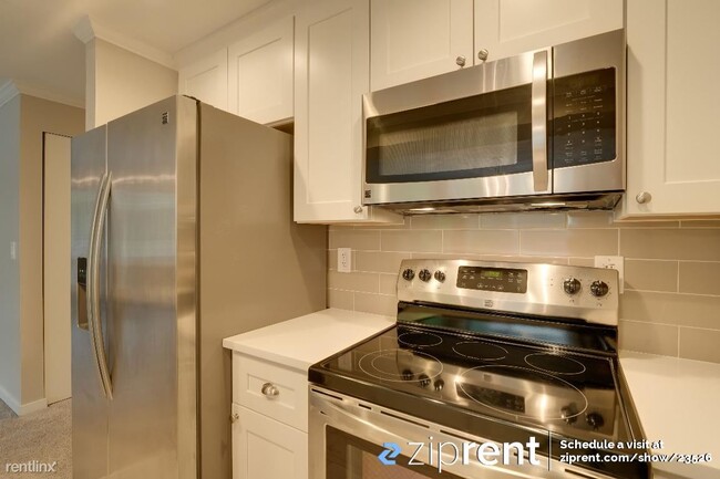 Building Photo - 1 br, 1 bath Condo - 12505 Northeast 143rd...