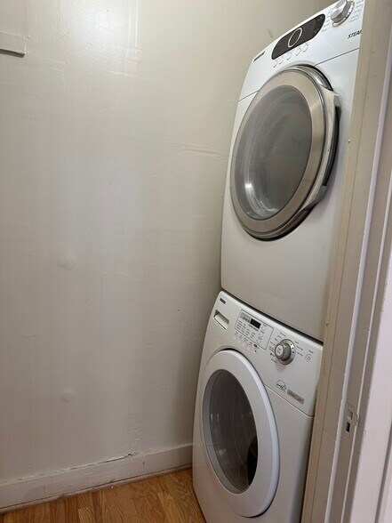 In-unit washer and dryer - 314 E 7th St