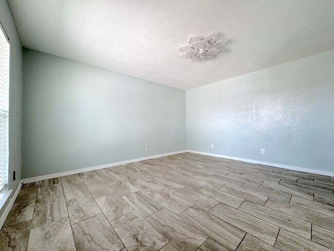 Building Photo - Northeast El Paso 4bed/3bath Refrig A/C w/...