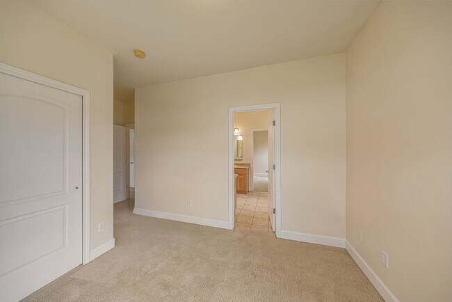 Building Photo - 832 Montclair Dr