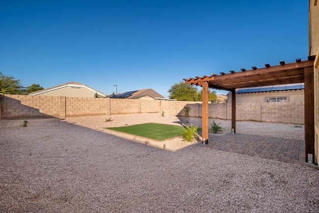 Building Photo - 4 bed, 2.5 bath, 2,251 sqft