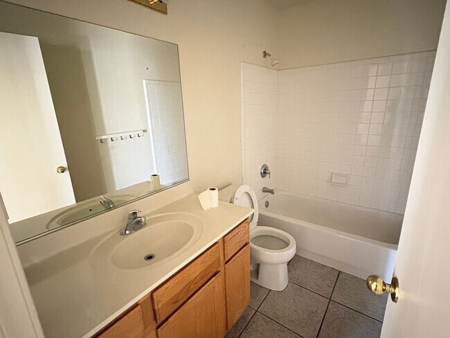 Building Photo - 3 Bed 2 Bath Rita Ranch Home
