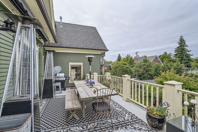 Building Photo - Queen Anne Home