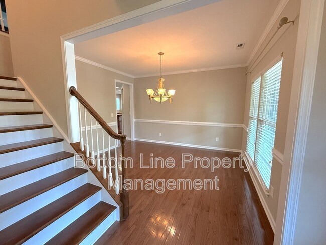 Building Photo - 15007 Skypark Dr