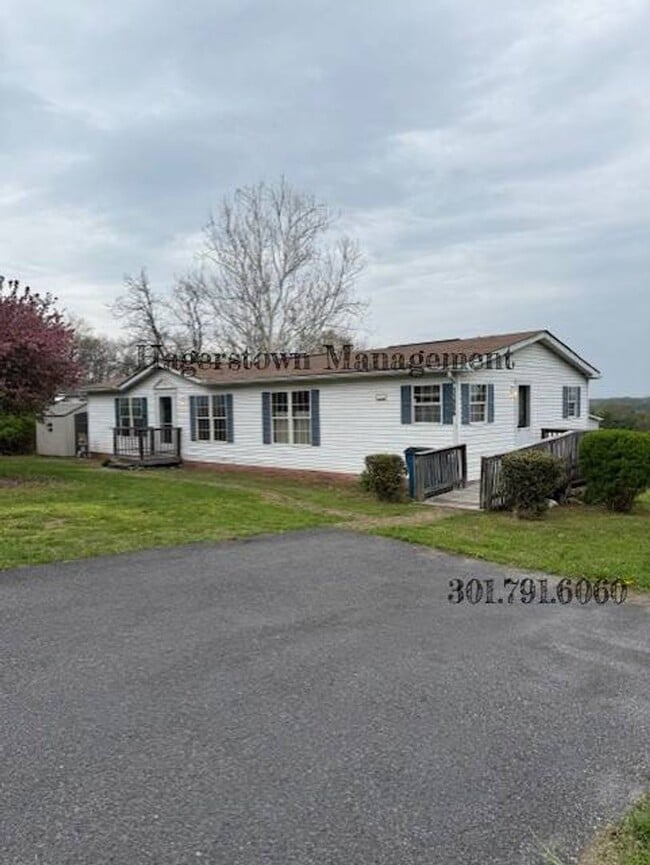 Building Photo - 3 Bedroom, 2 Bath Manufactured Home in Highland Manor