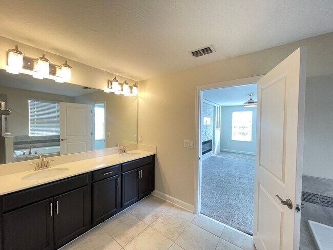 Building Photo - 10881 Longleaf Woods Dr