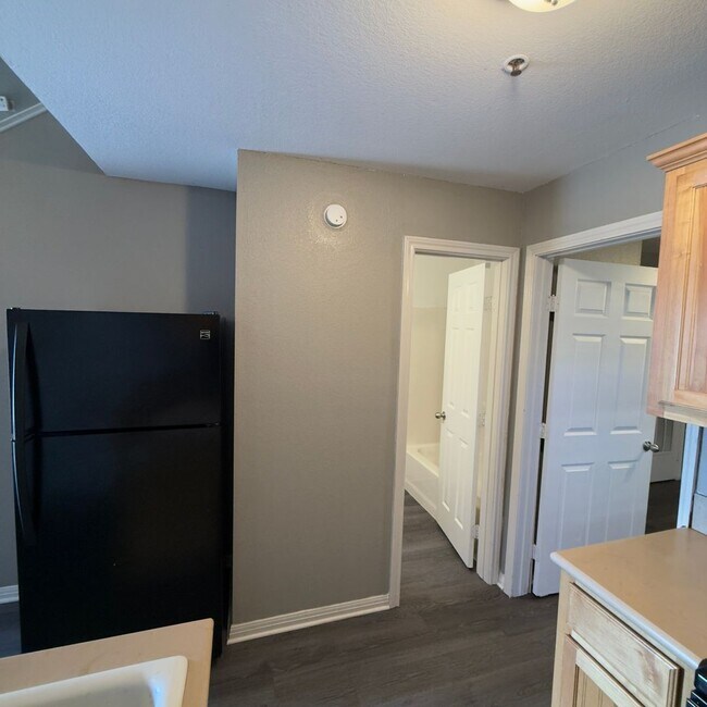 Building Photo - $500 Off 1st Full Month!* All Utilities In...