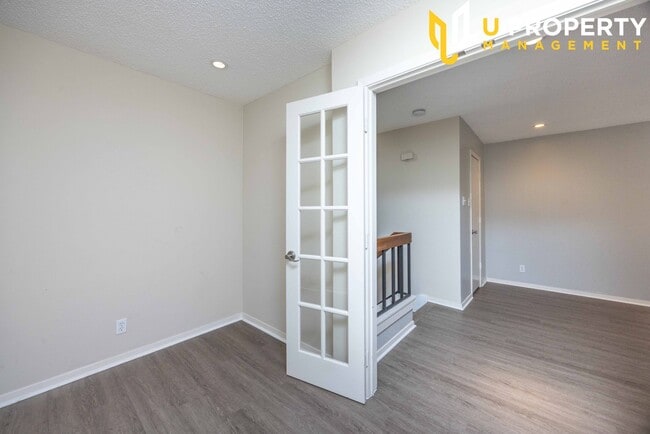 Building Photo - Updated Condo with New Vinyl Flooring & Ne...