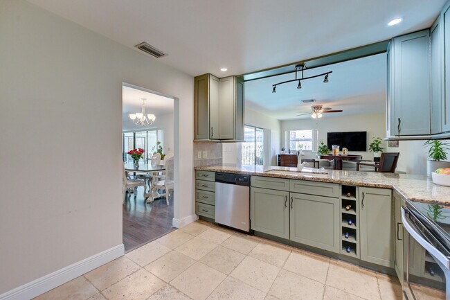 Building Photo - 6833 Bianchini Cir