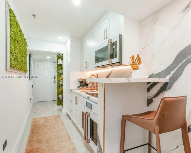 Building Photo - 100 Collins Ave