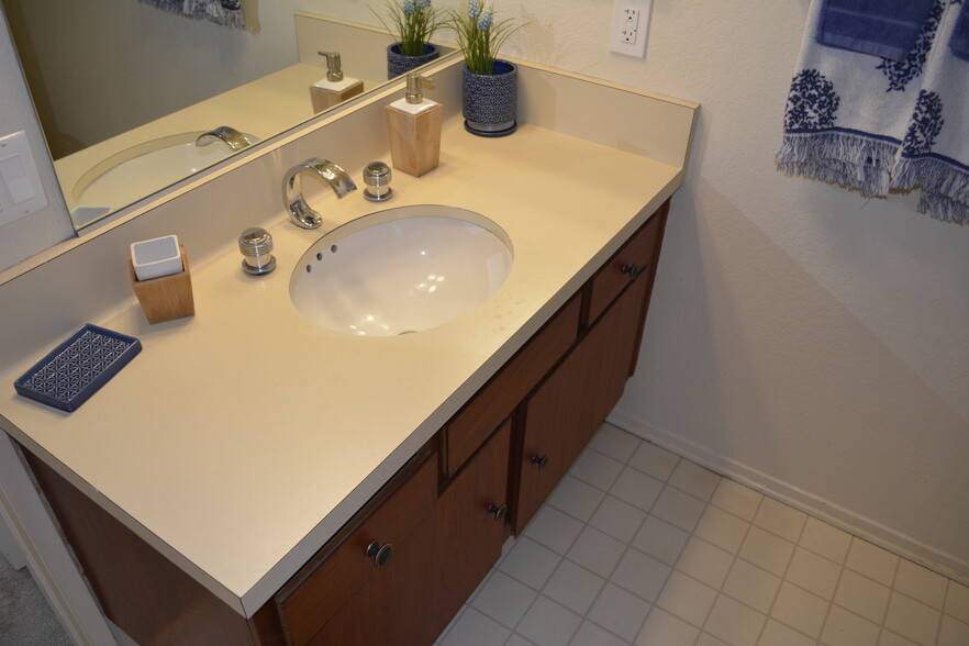 Building Photo - 1244 Valley View Rd