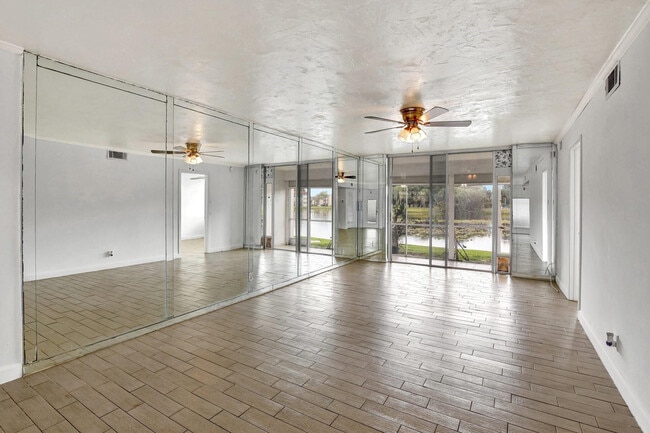 Building Photo - 9400 N Hollybrook Lake Dr