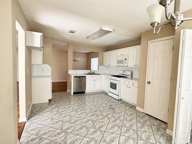 Building Photo - 7210 Greenwood Point Dr