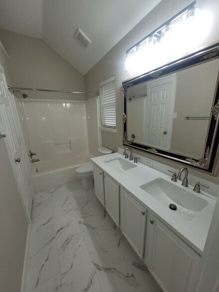 Master Bedroom Bathroom - 3708 Sycamore Ln