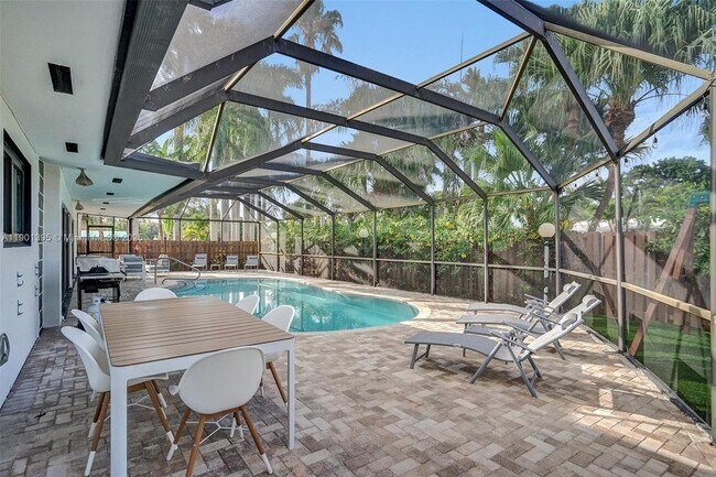 Building Photo - 1141 N North Lake Dr