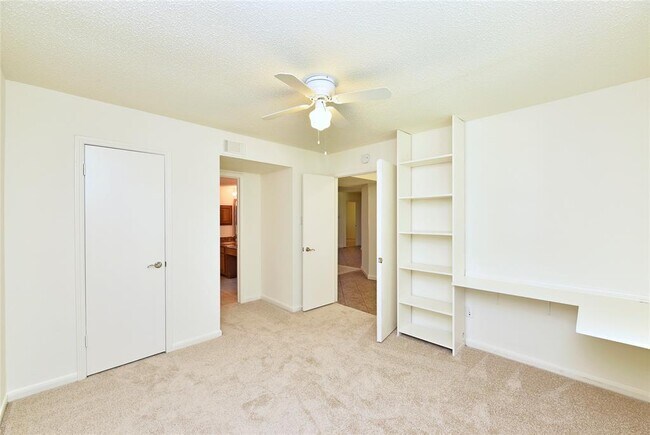 Building Photo - 2035 Shorewood Ln