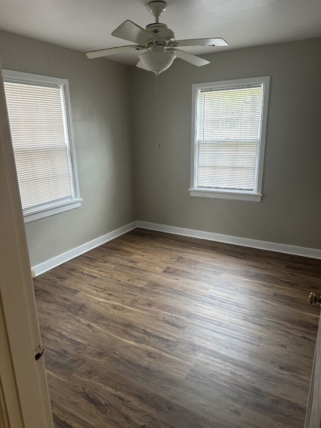 Building Photo - "Charming 3-Bedroom 1.5- Bath with Spaciou...