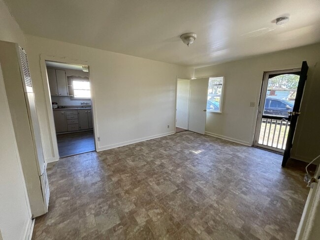 Building Photo - Cozy One Bedroom Home