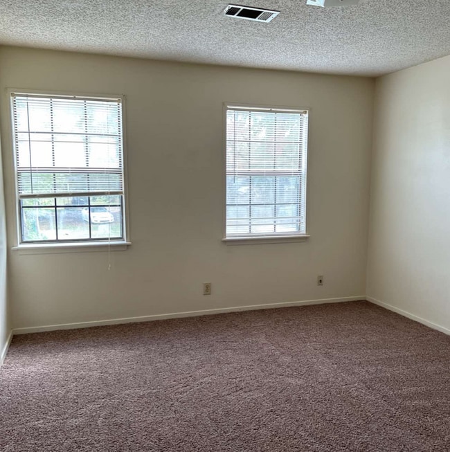 Building Photo - 57 W Elmwood Dr