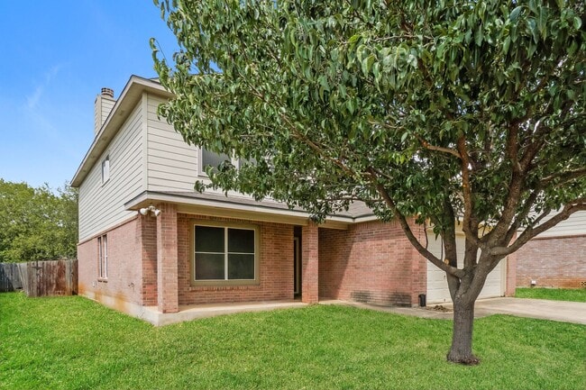 Building Photo - Large 5 Bedroom! Move in Ready!