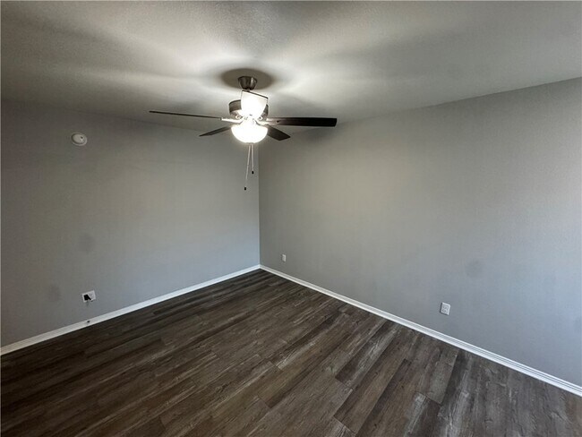 Building Photo - 1636 S Razorback Rd