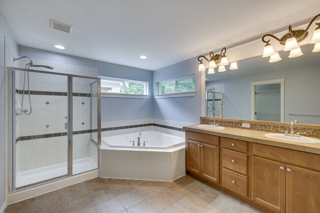 Building Photo - 4 Bedroom PLUS Bonus Room at Carriage Park...