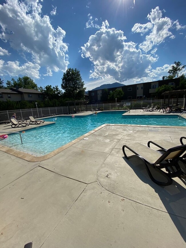 Building Photo - Bright & Lovely 3bd/2ba Townhouse in Mountain Shadows! AVAILABLE 4/1