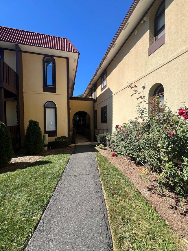 Building Photo - 2 Granada Crescent