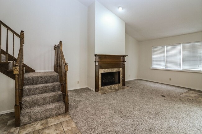 Building Photo - Lovely South Tulsa location close to shopping and restaurants