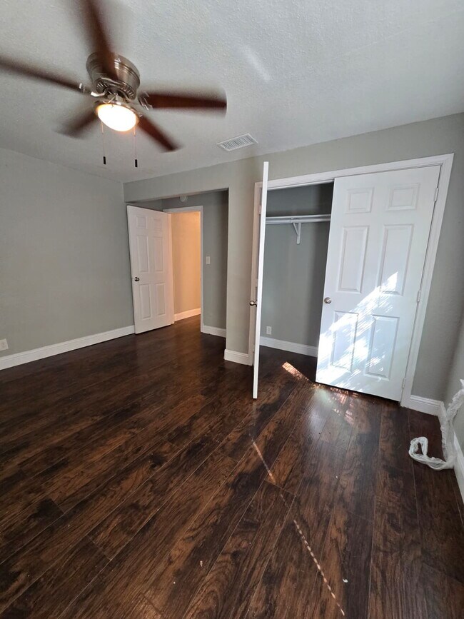 Building Photo - "Charming 2-Bed Duplex Retreat with Full Bath on Commercial Avenue – 842 Sq Ft of Cozy Living in ...