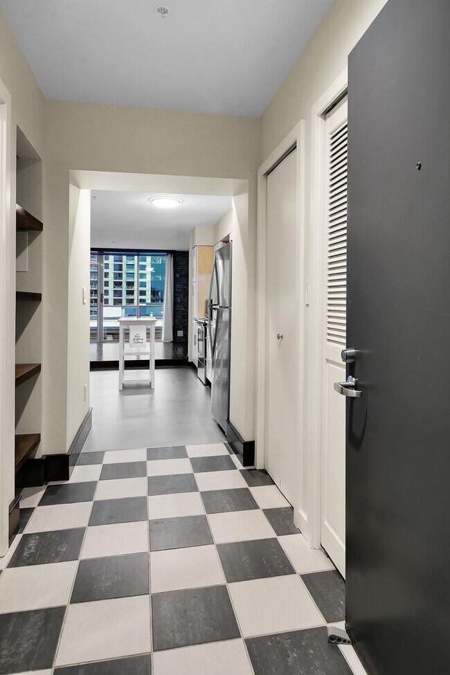 Building Photo - 0bd/1ba Bellevue Condo