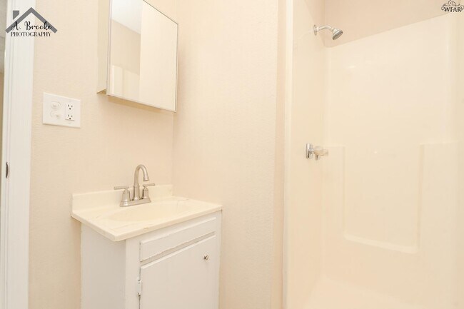 Building Photo - 1215 N Pacific Ave