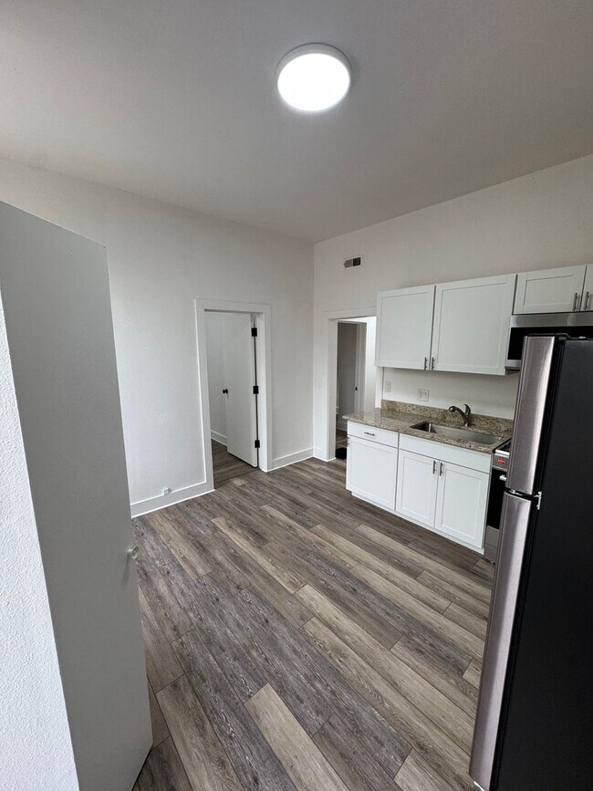 Building Photo - 412 8th St