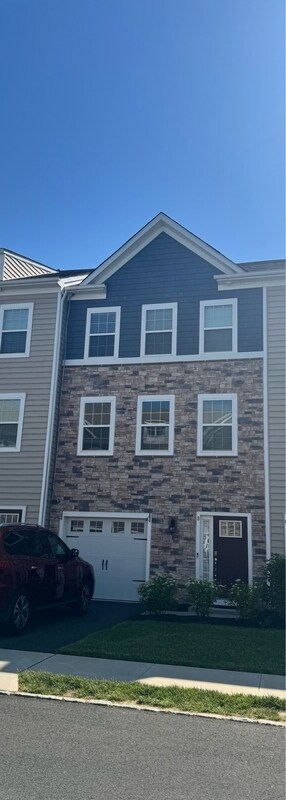 Building Photo - 8 Venice Ln