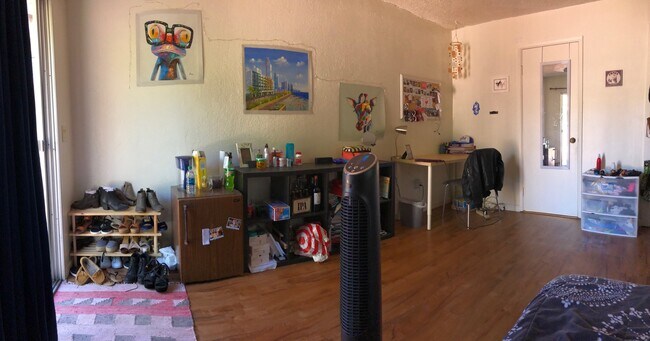 Building Photo - Rarely Available Private 5 Bed 3 Bath House w/ 2 Masters