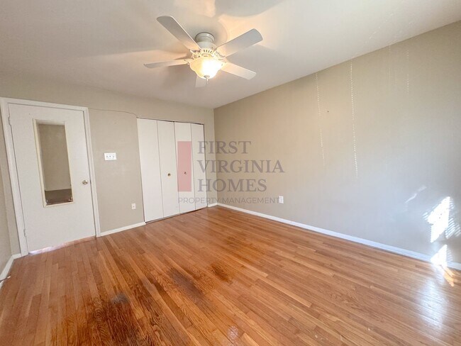 Building Photo - Hessian Hills first-floor Condo 2bed/1bath...