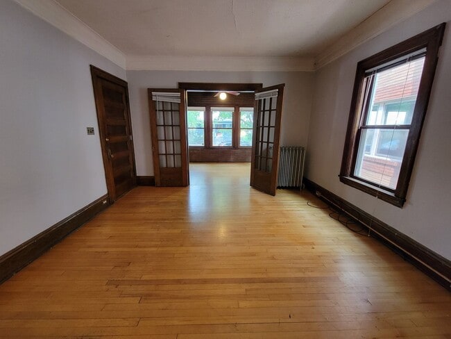 Building Photo - Lovely 2Br / 1Ba South Uptown Condo w/ Hardwood Floors, Sunroom, Fenced Backyard!