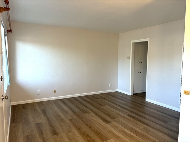 Building Photo - 5253 Monroe Ave