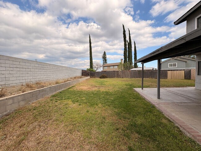 Building Photo - 4 Bed, 2.5 Bath in Rialto!