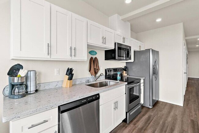 Building Photo - 704 E Wright Ave