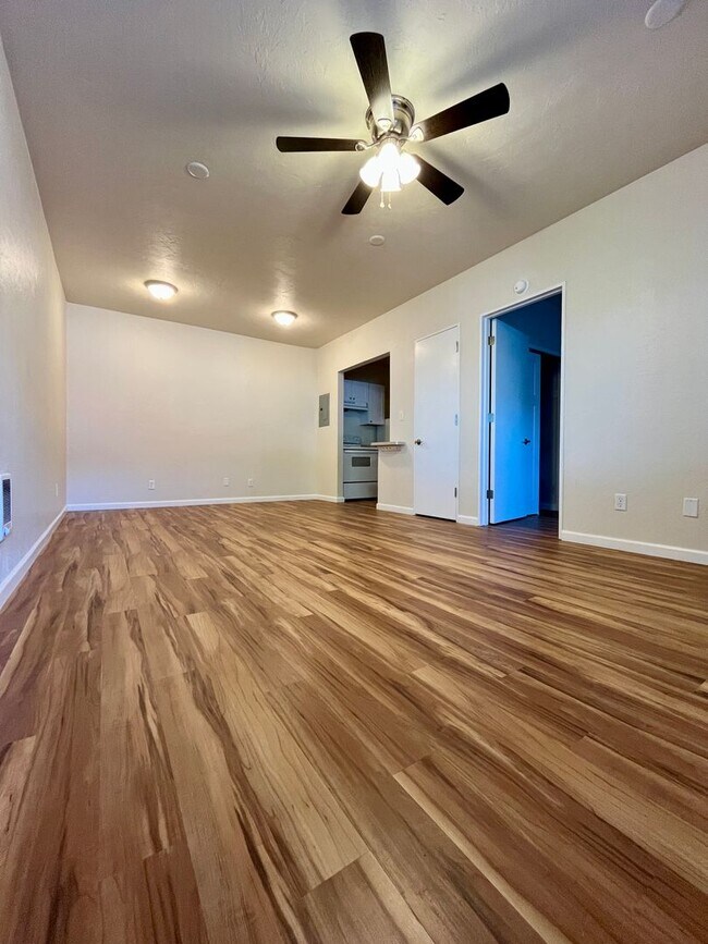 Building Photo - (WWA) Westwood - 1 bed / 1 bath Apartment