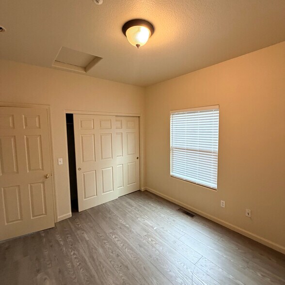 Building Photo - 412 N Cloverdale Blvd