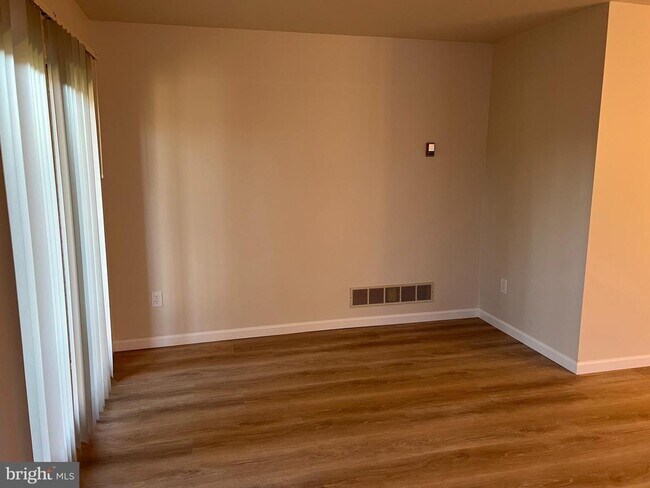 Building Photo - 83 W Laurel Ave